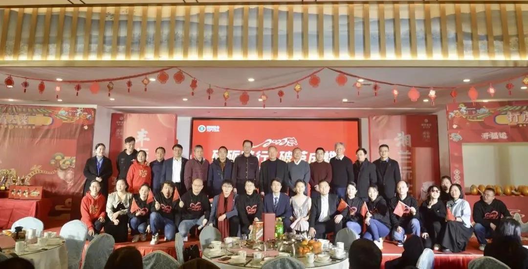 湘豐集團主要領(lǐng)導(dǎo)和嘉賓與部分演職人員合影.jpg